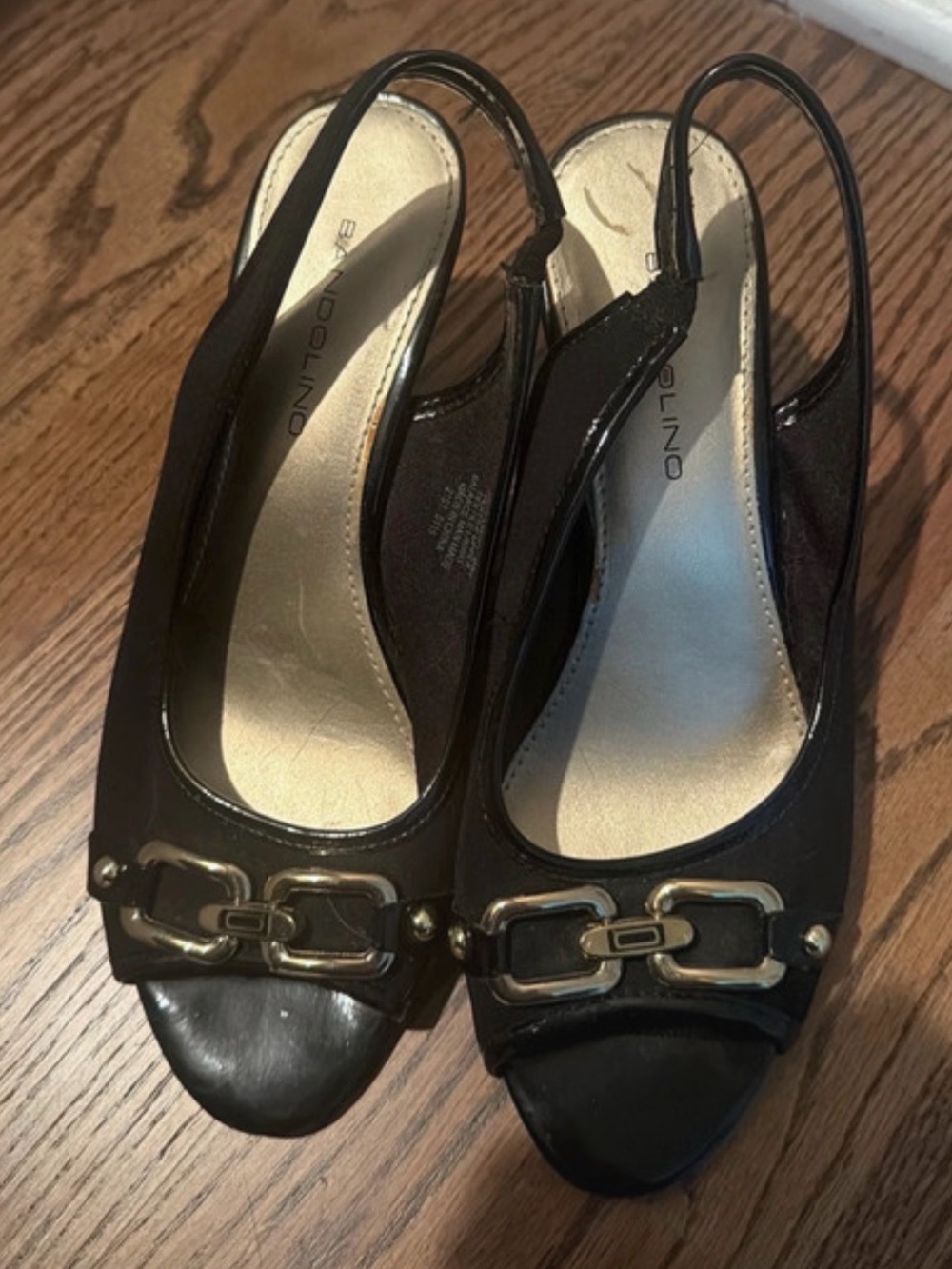Bandolino black microfiber with gold accents peep toe healed sandals sz 6